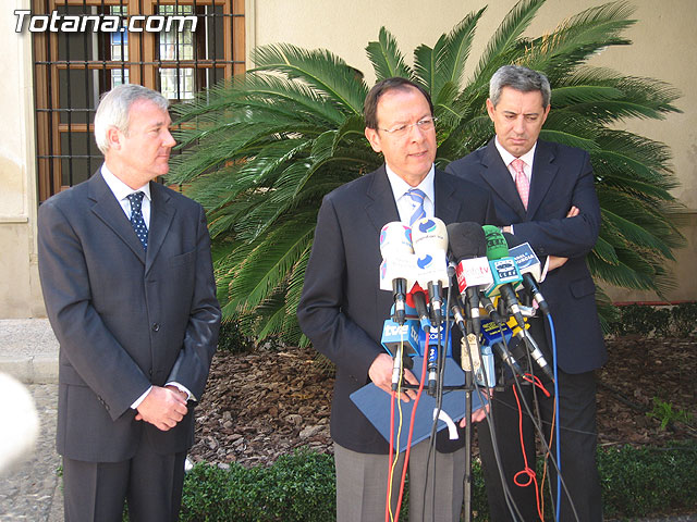 EL PRESIDENTE VALCÁRCEL FIRMA CON LOS 45 AYUNTAMIENTOS DE LA REGIÓN LOS CONVENIOS DE SEGURIDAD CIUDADANA - 36