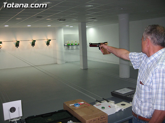 AUTORIDADES LOCALES INAUGURAN UNA GALERA DE TIRO DE ARMAS NEUMTICAS EN LOS STANOS DE LA PISCINA MUNICIPAL CUBIERTA - 1