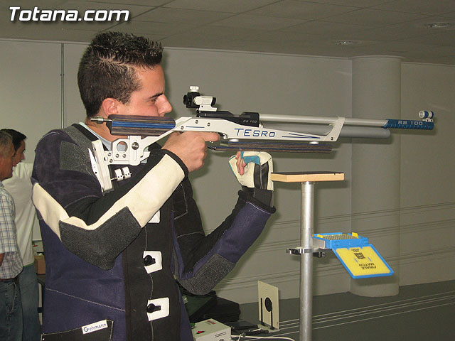 AUTORIDADES LOCALES INAUGURAN UNA GALERA DE TIRO DE ARMAS NEUMTICAS EN LOS STANOS DE LA PISCINA MUNICIPAL CUBIERTA - 4