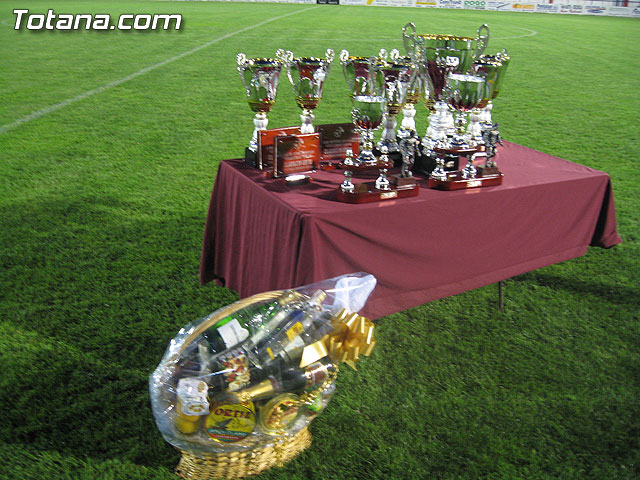 LA CONCEJALIA DE DEPORTES Y LOS DELEGADOS DE EQUIPO DE LA LIGA DE FÚTBOL AFICIONADO HOMENAJEARON A JUAN CAYUELA SÁNCHEZ “EL ZURO” EN SU DESPEDIDA COMO ÁRBITRO DE FÚTBOL AFICIONADO - 10