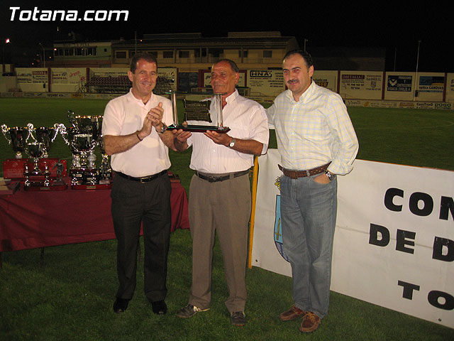 LA CONCEJALIA DE DEPORTES Y LOS DELEGADOS DE EQUIPO DE LA LIGA DE FÚTBOL AFICIONADO HOMENAJEARON A JUAN CAYUELA SÁNCHEZ “EL ZURO” EN SU DESPEDIDA COMO ÁRBITRO DE FÚTBOL AFICIONADO - 15