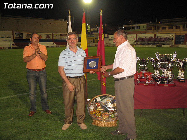 LA CONCEJALIA DE DEPORTES Y LOS DELEGADOS DE EQUIPO DE LA LIGA DE FÚTBOL AFICIONADO HOMENAJEARON A JUAN CAYUELA SÁNCHEZ “EL ZURO” EN SU DESPEDIDA COMO ÁRBITRO DE FÚTBOL AFICIONADO - 16
