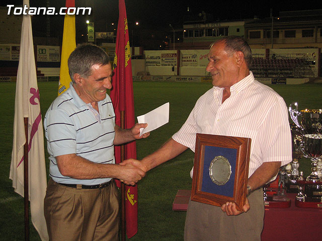 LA CONCEJALIA DE DEPORTES Y LOS DELEGADOS DE EQUIPO DE LA LIGA DE FÚTBOL AFICIONADO HOMENAJEARON A JUAN CAYUELA SÁNCHEZ “EL ZURO” EN SU DESPEDIDA COMO ÁRBITRO DE FÚTBOL AFICIONADO - 17