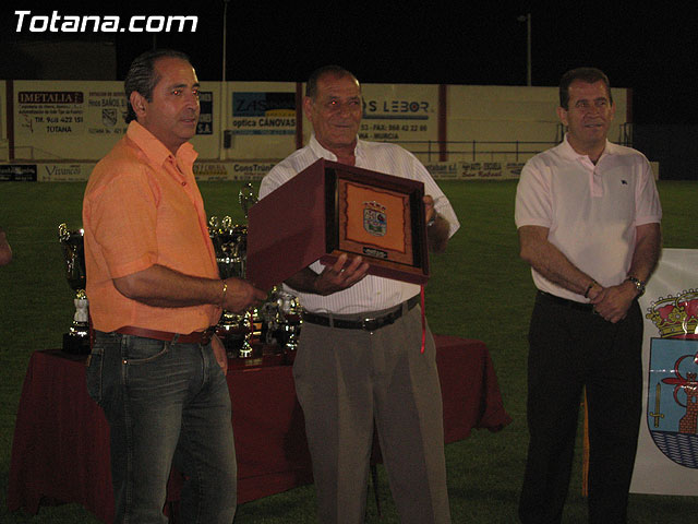 LA CONCEJALIA DE DEPORTES Y LOS DELEGADOS DE EQUIPO DE LA LIGA DE FÚTBOL AFICIONADO HOMENAJEARON A JUAN CAYUELA SÁNCHEZ “EL ZURO” EN SU DESPEDIDA COMO ÁRBITRO DE FÚTBOL AFICIONADO - 18