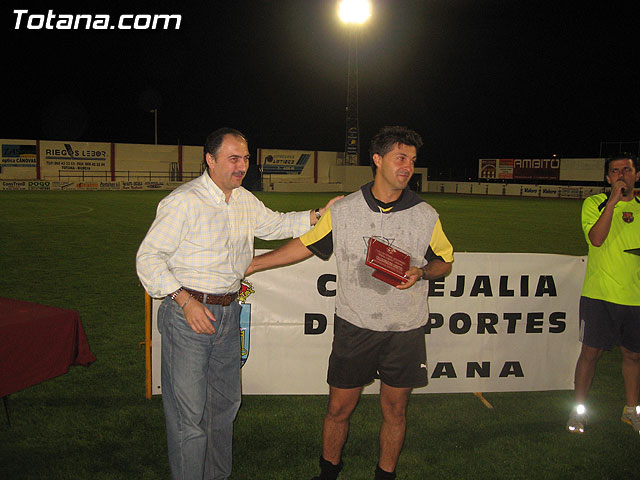 LA CONCEJALIA DE DEPORTES Y LOS DELEGADOS DE EQUIPO DE LA LIGA DE FÚTBOL AFICIONADO HOMENAJEARON A JUAN CAYUELA SÁNCHEZ “EL ZURO” EN SU DESPEDIDA COMO ÁRBITRO DE FÚTBOL AFICIONADO - 24