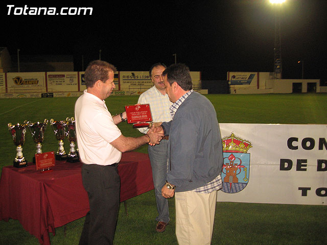 LA CONCEJALIA DE DEPORTES Y LOS DELEGADOS DE EQUIPO DE LA LIGA DE FÚTBOL AFICIONADO HOMENAJEARON A JUAN CAYUELA SÁNCHEZ “EL ZURO” EN SU DESPEDIDA COMO ÁRBITRO DE FÚTBOL AFICIONADO - 27