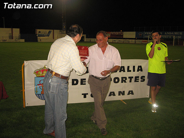 LA CONCEJALIA DE DEPORTES Y LOS DELEGADOS DE EQUIPO DE LA LIGA DE FÚTBOL AFICIONADO HOMENAJEARON A JUAN CAYUELA SÁNCHEZ “EL ZURO” EN SU DESPEDIDA COMO ÁRBITRO DE FÚTBOL AFICIONADO - 28