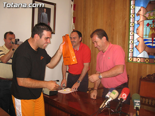 EL ALCALDE Y EL CONCEJAL DE DEPORTES REALIZAN UNA RECEPCIÓN A LOS TRES ALUMNOS DEL CENTRO OCUPACIONAL PARTICIPANTES EN EL CAMPEONATO NACIONAL DE ATLETISMO DE DISCAPACITADOS - 14 EL ALCALDE Y EL CONCEJAL DE DEPORTES REALIZAN UNA RECEPCIÓN A LOS TRES ALUMNOS DEL CENTRO OCUPACIONAL PARTICIPANTES EN EL CAMPEONATO NACIONAL DE ATLETISMO DE DISCAPACITADOS - 14