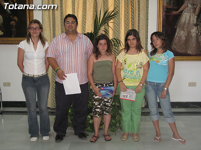 EL CONCEJAL DE SERVICIOS AL CIUDADANO ENTREGA LOS PREMIOS DEL CONCURSO DE DIBUJO Y FOTOGRAFÍA TOTANA MULTICULTURAL - 8