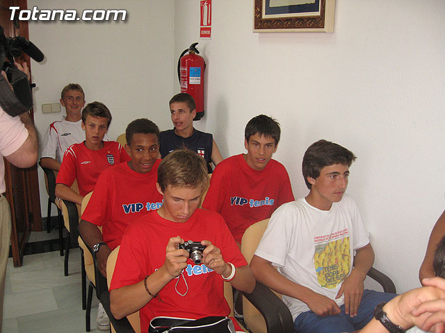 LOS CONCEJALES DE DEPORTES Y DE TURISMO RECIBIERON EN UN ACTO INSTUCIONAL A LAS DELEGACIONES DE LOS PARTICIPANTES EN LA COPA DEL SOL 2006 - 10