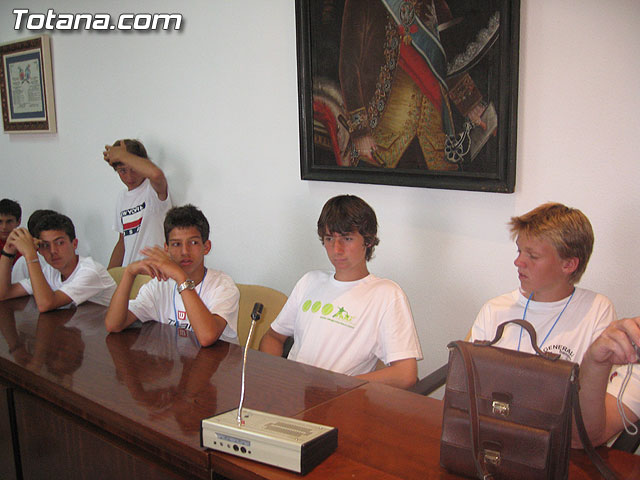 LOS CONCEJALES DE DEPORTES Y DE TURISMO RECIBIERON EN UN ACTO INSTUCIONAL A LAS DELEGACIONES DE LOS PARTICIPANTES EN LA COPA DEL SOL 2006 - 11