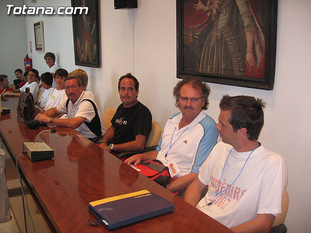 LOS CONCEJALES DE DEPORTES Y DE TURISMO RECIBIERON EN UN ACTO INSTUCIONAL A LAS DELEGACIONES DE LOS PARTICIPANTES EN LA COPA DEL SOL 2006 - 12