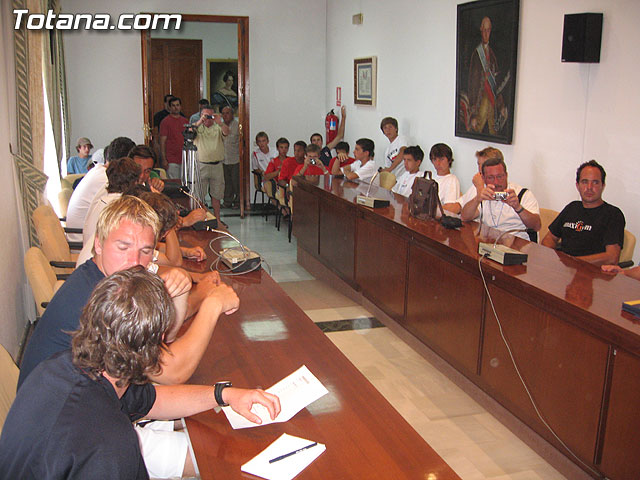 LOS CONCEJALES DE DEPORTES Y DE TURISMO RECIBIERON EN UN ACTO INSTUCIONAL A LAS DELEGACIONES DE LOS PARTICIPANTES EN LA COPA DEL SOL 2006 - 18