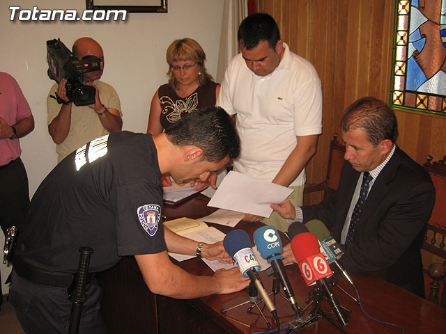 SE CELEBRA EL ACTO DE TOMA DE POSESIÓN DE LOS SIETE NUEVOS AGENTES Y EL OFICIAL DE LA POLICÍA LOCAL DE TOTANA - 21