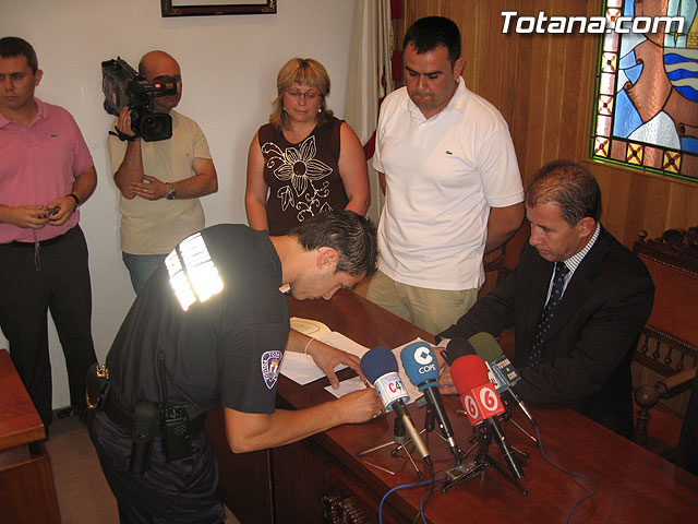 SE CELEBRA EL ACTO DE TOMA DE POSESIÓN DE LOS SIETE NUEVOS AGENTES Y EL OFICIAL DE LA POLICÍA LOCAL DE TOTANA - 27