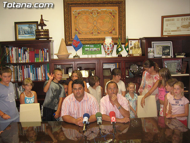 EL CONCEJAL DE SERVICIOS AL CIUDADANO OFRECE UNA RECEPCIÓN INSTITUCIONAL A LAS OCHO FAMILIAS TOTANERAS QUE HAN ACOGIDO ESTE VERANO A NIÑOS BIELORRUSOS - 1 EL CONCEJAL DE SERVICIOS AL CIUDADANO OFRECE UNA RECEPCIÓN INSTITUCIONAL A LAS OCHO FAMILIAS TOTANERAS QUE HAN ACOGIDO ESTE VERANO A NIÑOS BIELORRUSOS - 1