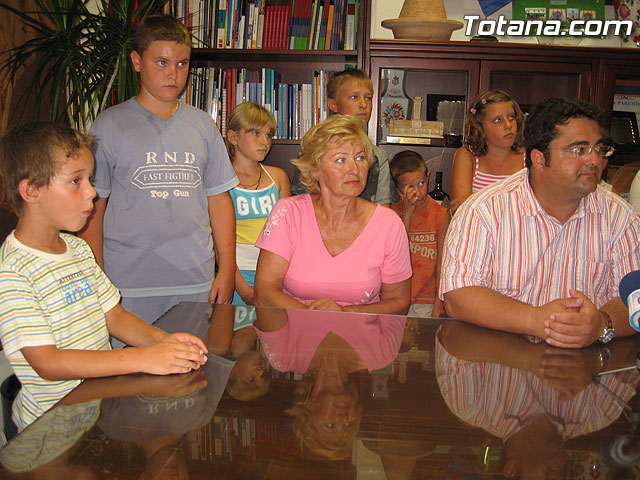 EL CONCEJAL DE SERVICIOS AL CIUDADANO OFRECE UNA RECEPCIÓN INSTITUCIONAL A LAS OCHO FAMILIAS TOTANERAS QUE HAN ACOGIDO ESTE VERANO A NIÑOS BIELORRUSOS - 2 EL CONCEJAL DE SERVICIOS AL CIUDADANO OFRECE UNA RECEPCIÓN INSTITUCIONAL A LAS OCHO FAMILIAS TOTANERAS QUE HAN ACOGIDO ESTE VERANO A NIÑOS BIELORRUSOS - 2