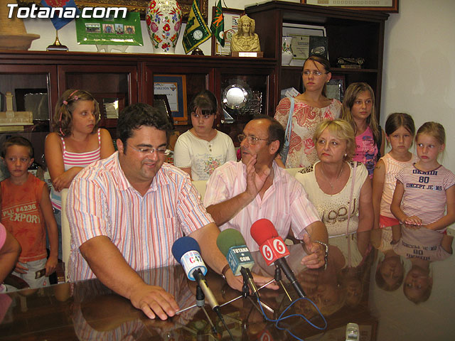 EL CONCEJAL DE SERVICIOS AL CIUDADANO OFRECE UNA RECEPCIÓN INSTITUCIONAL A LAS OCHO FAMILIAS TOTANERAS QUE HAN ACOGIDO ESTE VERANO A NIÑOS BIELORRUSOS - 3 EL CONCEJAL DE SERVICIOS AL CIUDADANO OFRECE UNA RECEPCIÓN INSTITUCIONAL A LAS OCHO FAMILIAS TOTANERAS QUE HAN ACOGIDO ESTE VERANO A NIÑOS BIELORRUSOS - 3