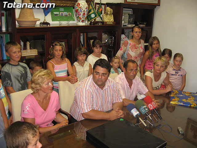 EL CONCEJAL DE SERVICIOS AL CIUDADANO OFRECE UNA RECEPCIÓN INSTITUCIONAL A LAS OCHO FAMILIAS TOTANERAS QUE HAN ACOGIDO ESTE VERANO A NIÑOS BIELORRUSOS - 4 EL CONCEJAL DE SERVICIOS AL CIUDADANO OFRECE UNA RECEPCIÓN INSTITUCIONAL A LAS OCHO FAMILIAS TOTANERAS QUE HAN ACOGIDO ESTE VERANO A NIÑOS BIELORRUSOS - 4