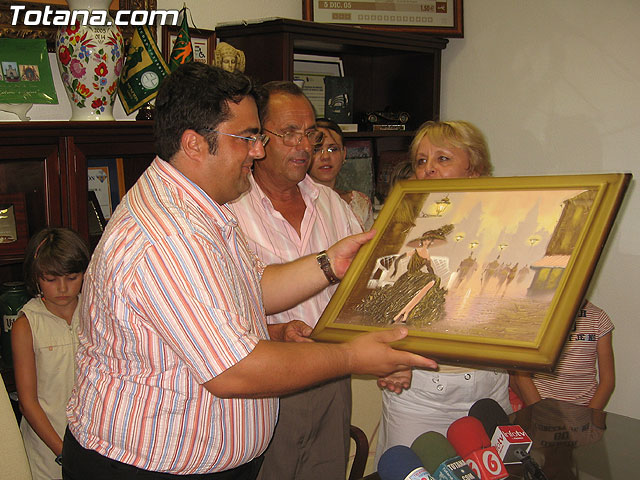 EL CONCEJAL DE SERVICIOS AL CIUDADANO OFRECE UNA RECEPCIÓN INSTITUCIONAL A LAS OCHO FAMILIAS TOTANERAS QUE HAN ACOGIDO ESTE VERANO A NIÑOS BIELORRUSOS - 7 EL CONCEJAL DE SERVICIOS AL CIUDADANO OFRECE UNA RECEPCIÓN INSTITUCIONAL A LAS OCHO FAMILIAS TOTANERAS QUE HAN ACOGIDO ESTE VERANO A NIÑOS BIELORRUSOS - 7