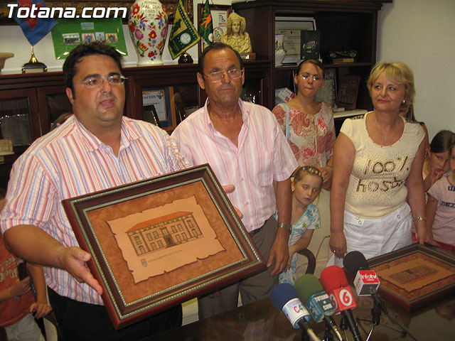 EL CONCEJAL DE SERVICIOS AL CIUDADANO OFRECE UNA RECEPCIÓN INSTITUCIONAL A LAS OCHO FAMILIAS TOTANERAS QUE HAN ACOGIDO ESTE VERANO A NIÑOS BIELORRUSOS - 9 EL CONCEJAL DE SERVICIOS AL CIUDADANO OFRECE UNA RECEPCIÓN INSTITUCIONAL A LAS OCHO FAMILIAS TOTANERAS QUE HAN ACOGIDO ESTE VERANO A NIÑOS BIELORRUSOS - 9