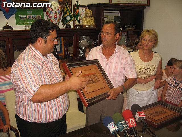 EL CONCEJAL DE SERVICIOS AL CIUDADANO OFRECE UNA RECEPCIÓN INSTITUCIONAL A LAS OCHO FAMILIAS TOTANERAS QUE HAN ACOGIDO ESTE VERANO A NIÑOS BIELORRUSOS - 10 EL CONCEJAL DE SERVICIOS AL CIUDADANO OFRECE UNA RECEPCIÓN INSTITUCIONAL A LAS OCHO FAMILIAS TOTANERAS QUE HAN ACOGIDO ESTE VERANO A NIÑOS BIELORRUSOS - 10