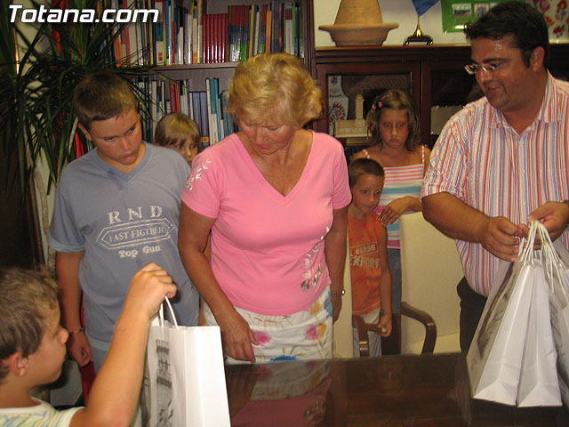 EL CONCEJAL DE SERVICIOS AL CIUDADANO OFRECE UNA RECEPCIÓN INSTITUCIONAL A LAS OCHO FAMILIAS TOTANERAS QUE HAN ACOGIDO ESTE VERANO A NIÑOS BIELORRUSOS - 11 EL CONCEJAL DE SERVICIOS AL CIUDADANO OFRECE UNA RECEPCIÓN INSTITUCIONAL A LAS OCHO FAMILIAS TOTANERAS QUE HAN ACOGIDO ESTE VERANO A NIÑOS BIELORRUSOS - 11