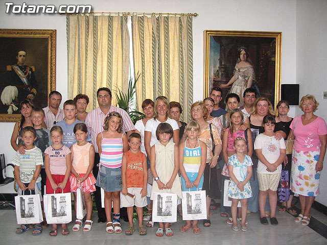 EL CONCEJAL DE SERVICIOS AL CIUDADANO OFRECE UNA RECEPCIÓN INSTITUCIONAL A LAS OCHO FAMILIAS TOTANERAS QUE HAN ACOGIDO ESTE VERANO A NIÑOS BIELORRUSOS - 14 EL CONCEJAL DE SERVICIOS AL CIUDADANO OFRECE UNA RECEPCIÓN INSTITUCIONAL A LAS OCHO FAMILIAS TOTANERAS QUE HAN ACOGIDO ESTE VERANO A NIÑOS BIELORRUSOS - 14