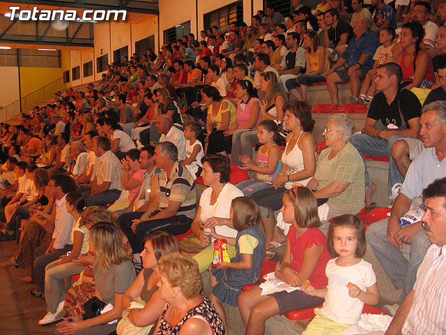 CERCA DE 400 PERSONAS ASISTEN AL PARTIDO AMISTOTO Y BENÉFICO QUE DISPUTARON EL POZO F.S. Y C.F.S. MOESA CAPUCHINOS EN EL PABELLÓN DE DEPORTES MANOLO IBÁÑEZ - 1