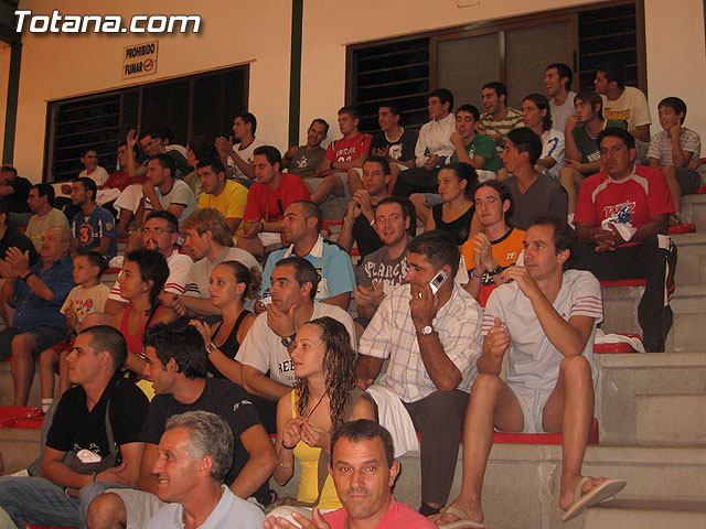 CERCA DE 400 PERSONAS ASISTEN AL PARTIDO AMISTOTO Y BENÉFICO QUE DISPUTARON EL POZO F.S. Y C.F.S. MOESA CAPUCHINOS EN EL PABELLÓN DE DEPORTES MANOLO IBÁÑEZ - 2