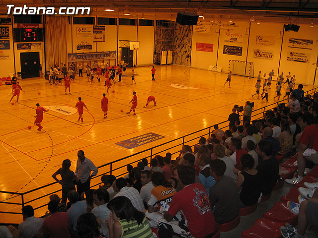 CERCA DE 400 PERSONAS ASISTEN AL PARTIDO AMISTOTO Y BENÉFICO QUE DISPUTARON EL POZO F.S. Y C.F.S. MOESA CAPUCHINOS EN EL PABELLÓN DE DEPORTES MANOLO IBÁÑEZ - 3