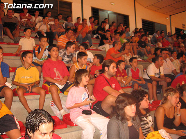 CERCA DE 400 PERSONAS ASISTEN AL PARTIDO AMISTOTO Y BENÉFICO QUE DISPUTARON EL POZO F.S. Y C.F.S. MOESA CAPUCHINOS EN EL PABELLÓN DE DEPORTES MANOLO IBÁÑEZ - 10