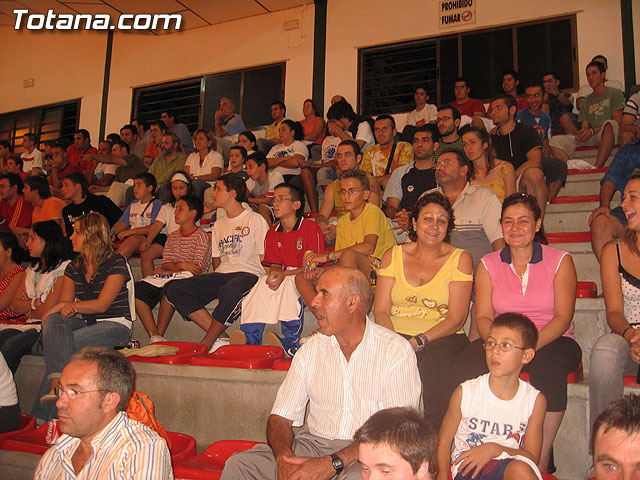 CERCA DE 400 PERSONAS ASISTEN AL PARTIDO AMISTOTO Y BENFICO QUE DISPUTARON EL POZO F.S. Y C.F.S. MOESA CAPUCHINOS EN EL PABELLN DE DEPORTES 