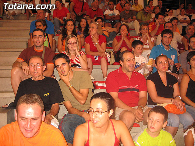 CERCA DE 400 PERSONAS ASISTEN AL PARTIDO AMISTOTO Y BENFICO QUE DISPUTARON EL POZO F.S. Y C.F.S. MOESA CAPUCHINOS EN EL PABELLN DE DEPORTES 