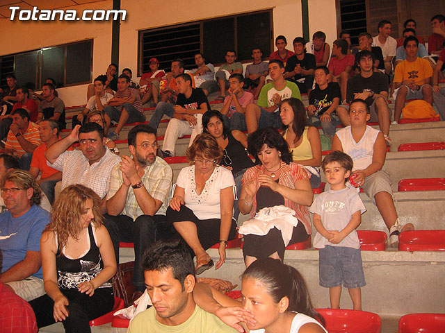 CERCA DE 400 PERSONAS ASISTEN AL PARTIDO AMISTOTO Y BENÉFICO QUE DISPUTARON EL POZO F.S. Y C.F.S. MOESA CAPUCHINOS EN EL PABELLÓN DE DEPORTES MANOLO IBÁÑEZ - 8