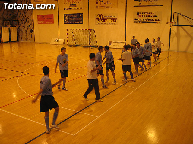 CERCA DE 400 PERSONAS ASISTEN AL PARTIDO AMISTOTO Y BENÉFICO QUE DISPUTARON EL POZO F.S. Y C.F.S. MOESA CAPUCHINOS EN EL PABELLÓN DE DEPORTES MANOLO IBÁÑEZ - 9