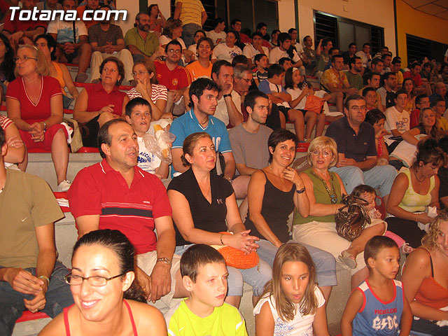 CERCA DE 400 PERSONAS ASISTEN AL PARTIDO AMISTOTO Y BENÉFICO QUE DISPUTARON EL POZO F.S. Y C.F.S. MOESA CAPUCHINOS EN EL PABELLÓN DE DEPORTES MANOLO IBÁÑEZ - 11