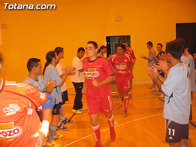 CERCA DE 400 PERSONAS ASISTEN AL PARTIDO AMISTOTO Y BENFICO QUE DISPUTARON EL POZO F.S. Y C.F.S. MOESA CAPUCHINOS EN EL PABELLN DE DEPORTES 