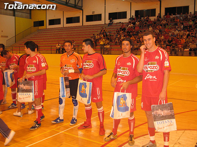 CERCA DE 400 PERSONAS ASISTEN AL PARTIDO AMISTOTO Y BENÉFICO QUE DISPUTARON EL POZO F.S. Y C.F.S. MOESA CAPUCHINOS EN EL PABELLÓN DE DEPORTES MANOLO IBÁÑEZ - 25