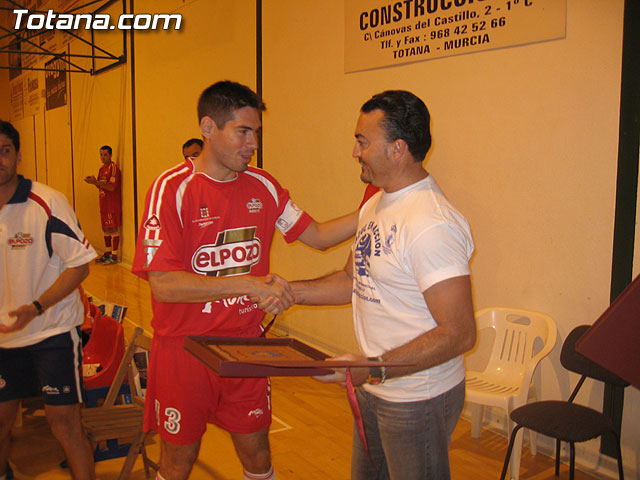 CERCA DE 400 PERSONAS ASISTEN AL PARTIDO AMISTOTO Y BENÉFICO QUE DISPUTARON EL POZO F.S. Y C.F.S. MOESA CAPUCHINOS EN EL PABELLÓN DE DEPORTES MANOLO IBÁÑEZ - 26