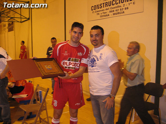 CERCA DE 400 PERSONAS ASISTEN AL PARTIDO AMISTOTO Y BENÉFICO QUE DISPUTARON EL POZO F.S. Y C.F.S. MOESA CAPUCHINOS EN EL PABELLÓN DE DEPORTES MANOLO IBÁÑEZ - 27