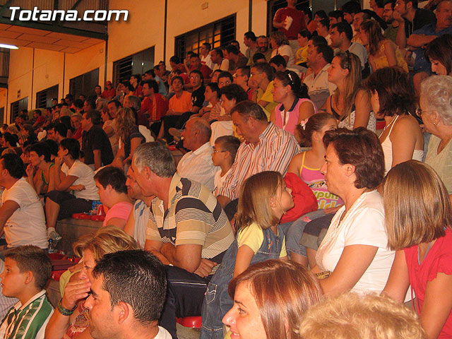 CERCA DE 400 PERSONAS ASISTEN AL PARTIDO AMISTOTO Y BENFICO QUE DISPUTARON EL POZO F.S. Y C.F.S. MOESA CAPUCHINOS EN EL PABELLN DE DEPORTES 