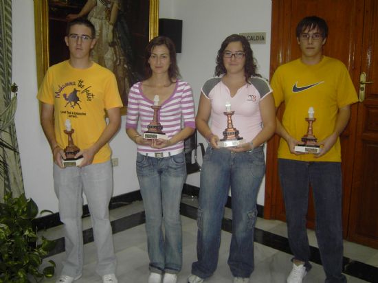 SE ENTREGAN LAS BECAS A 21 DEPORTISTAS DESTACADOS DEL MUNICIPIO EN EL AÑO 2006 - 2