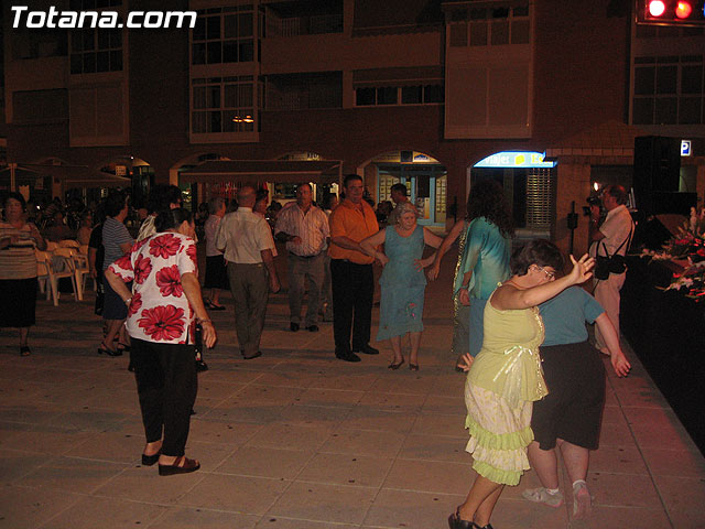 FINALIZAN LAS FIESTAS DEL CENTRO MUNICIPAL DE PERSONAS MAYORES CON LA DEGUSTACIÓN DE LA PAELLA POPULAR EN LA PLAZA BALSA VIEJA QUE CONGREGÓ A CENTENARES DE SOCIOS Y MAYORES - 4