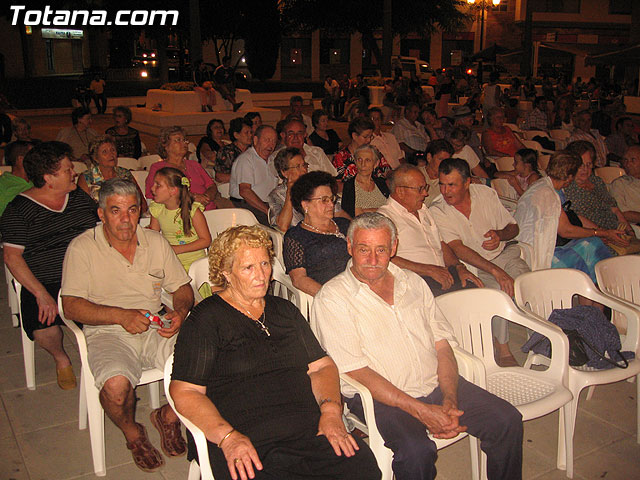 FINALIZAN LAS FIESTAS DEL CENTRO MUNICIPAL DE PERSONAS MAYORES CON LA DEGUSTACIÓN DE LA PAELLA POPULAR EN LA PLAZA BALSA VIEJA QUE CONGREGÓ A CENTENARES DE SOCIOS Y MAYORES - 5