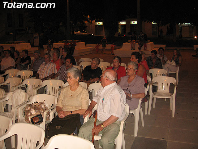 FINALIZAN LAS FIESTAS DEL CENTRO MUNICIPAL DE PERSONAS MAYORES CON LA DEGUSTACIÓN DE LA PAELLA POPULAR EN LA PLAZA BALSA VIEJA QUE CONGREGÓ A CENTENARES DE SOCIOS Y MAYORES - 6