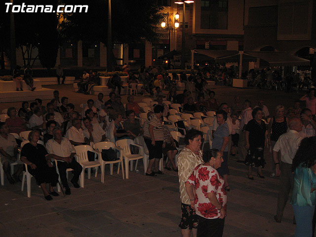 FINALIZAN LAS FIESTAS DEL CENTRO MUNICIPAL DE PERSONAS MAYORES CON LA DEGUSTACIÓN DE LA PAELLA POPULAR EN LA PLAZA BALSA VIEJA QUE CONGREGÓ A CENTENARES DE SOCIOS Y MAYORES - 10