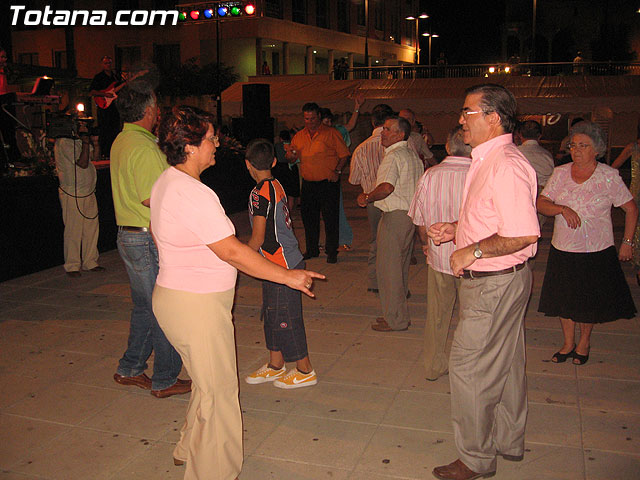 FINALIZAN LAS FIESTAS DEL CENTRO MUNICIPAL DE PERSONAS MAYORES CON LA DEGUSTACIN DE LA PAELLA POPULAR EN LA PLAZA BALSA VIEJA QUE CONGREG A CENTENARES DE SOCIOS Y MAYORES - 7