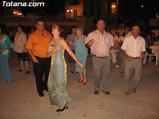 FINALIZAN LAS FIESTAS DEL CENTRO MUNICIPAL DE PERSONAS MAYORES CON LA DEGUSTACIÓN DE LA PAELLA POPULAR EN LA PLAZA BALSA VIEJA QUE CONGREGÓ A CENTENARES DE SOCIOS Y MAYORES - 9