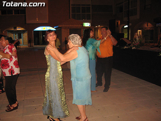 FINALIZAN LAS FIESTAS DEL CENTRO MUNICIPAL DE PERSONAS MAYORES CON LA DEGUSTACIÓN DE LA PAELLA POPULAR EN LA PLAZA BALSA VIEJA QUE CONGREGÓ A CENTENARES DE SOCIOS Y MAYORES - 11